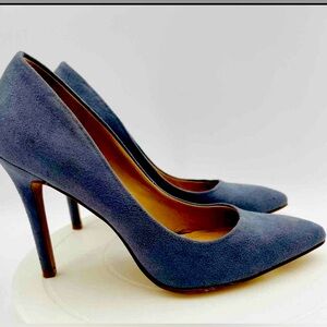 Charles David Soft Blue pointed Heels /pup
Size 11